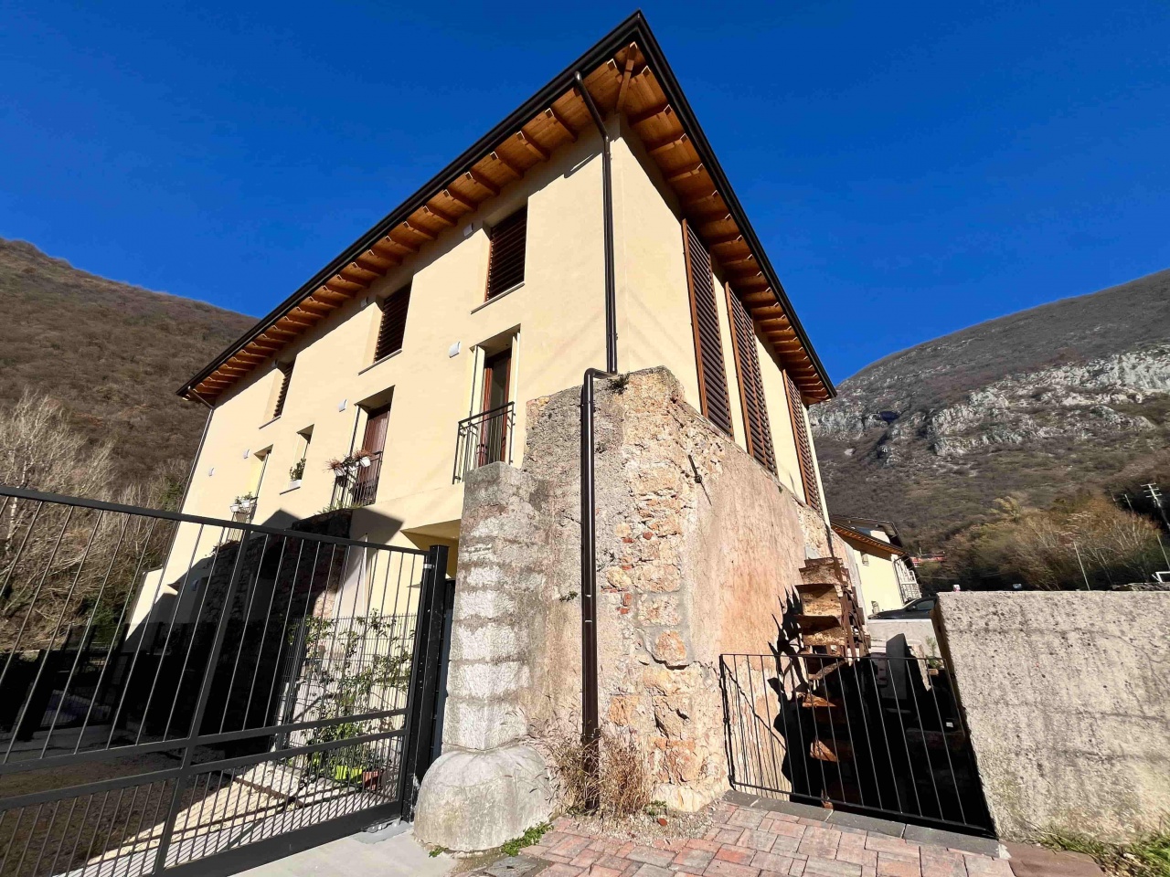 Quadrilocale con giardino a Nave