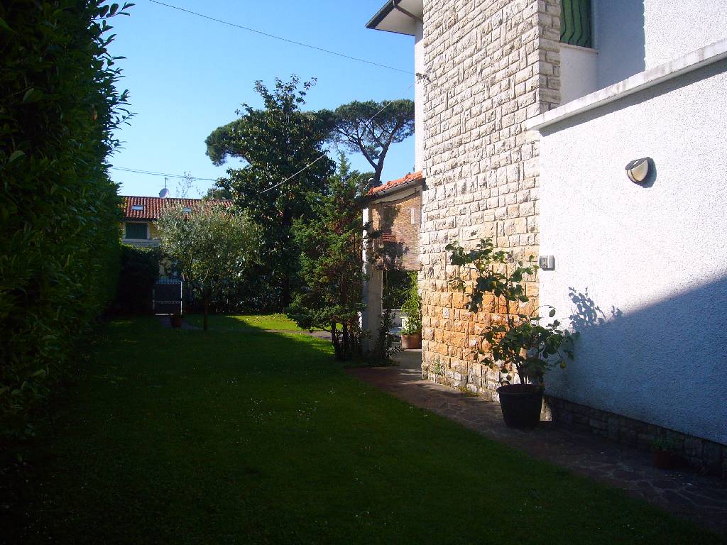 Villa con giardino in via maddalena, Pietrasanta