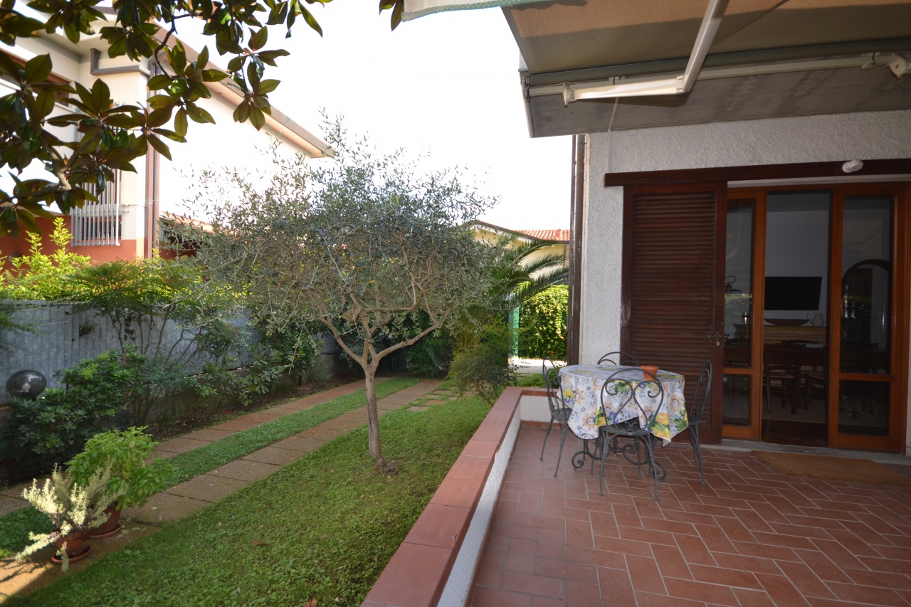 Villa con giardino a Pietrasanta