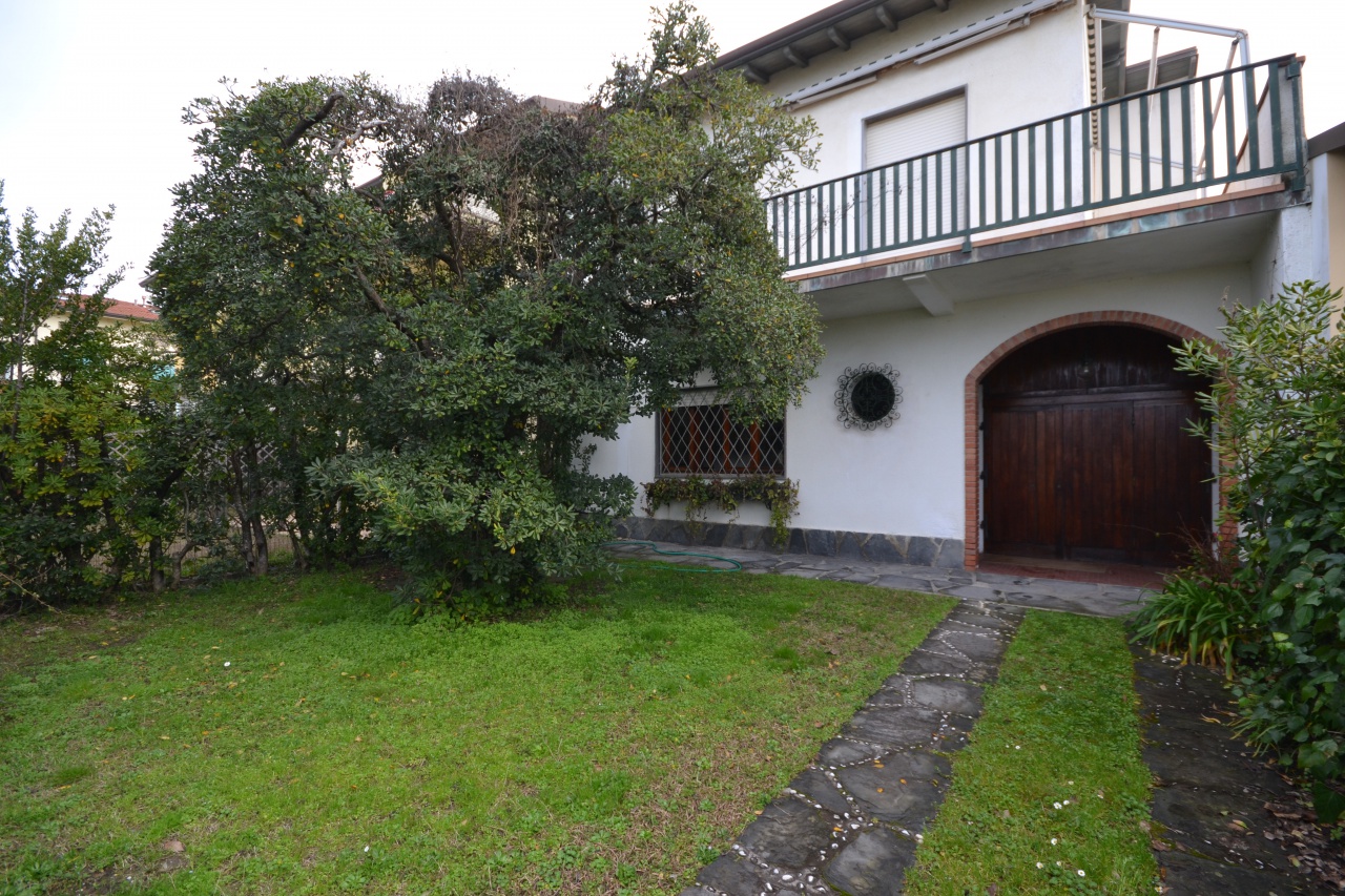Villa arredata in affitto a Pietrasanta