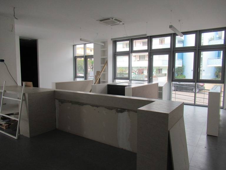 Locale commerciale in vendita a Spoltore, Villa Raspa