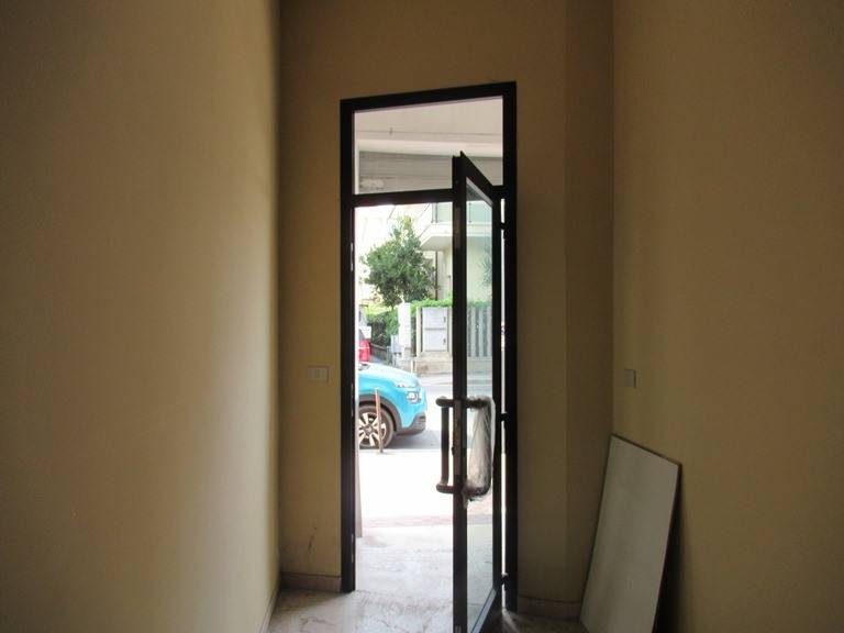 Locale commerciale in vendita a Pescara, Zona Ospedale