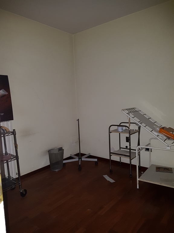 Locale commerciale in vendita a Pescara, Zona Ospedale