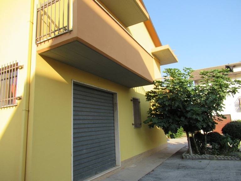 Locale commerciale in vendita a Loreto Aprutino