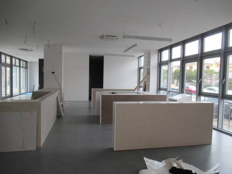 Locale commerciale in vendita a Spoltore, Villa Raspa