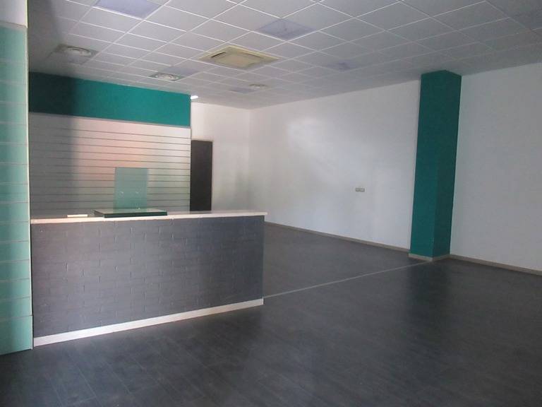 Locale commerciale in affitto a Spoltore, Santa Teresa