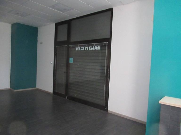 Locale commerciale in affitto a Spoltore, Santa Teresa