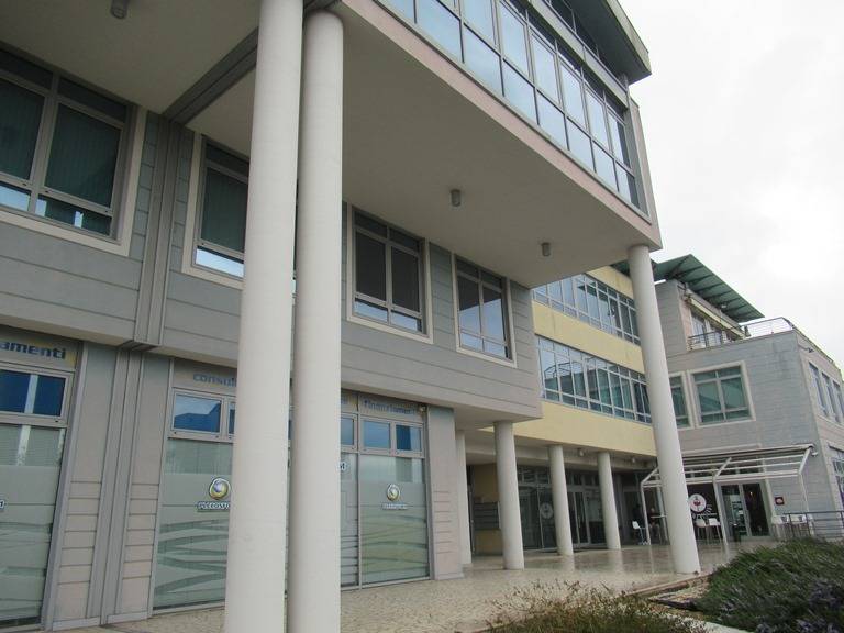 Locale commerciale in vendita a Spoltore, Villa Raspa