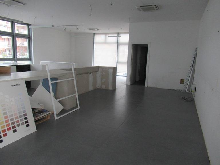 Locale commerciale in vendita a Spoltore, Villa Raspa