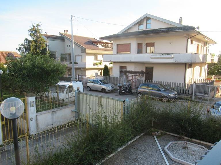 Bifamiliare in vendita a Pescara, Zona Colli