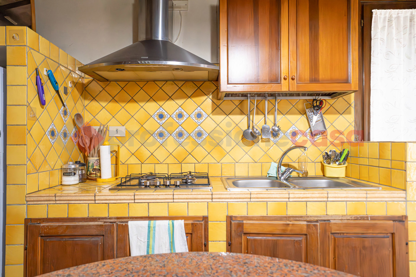 Magazzino con box doppio a Cecina