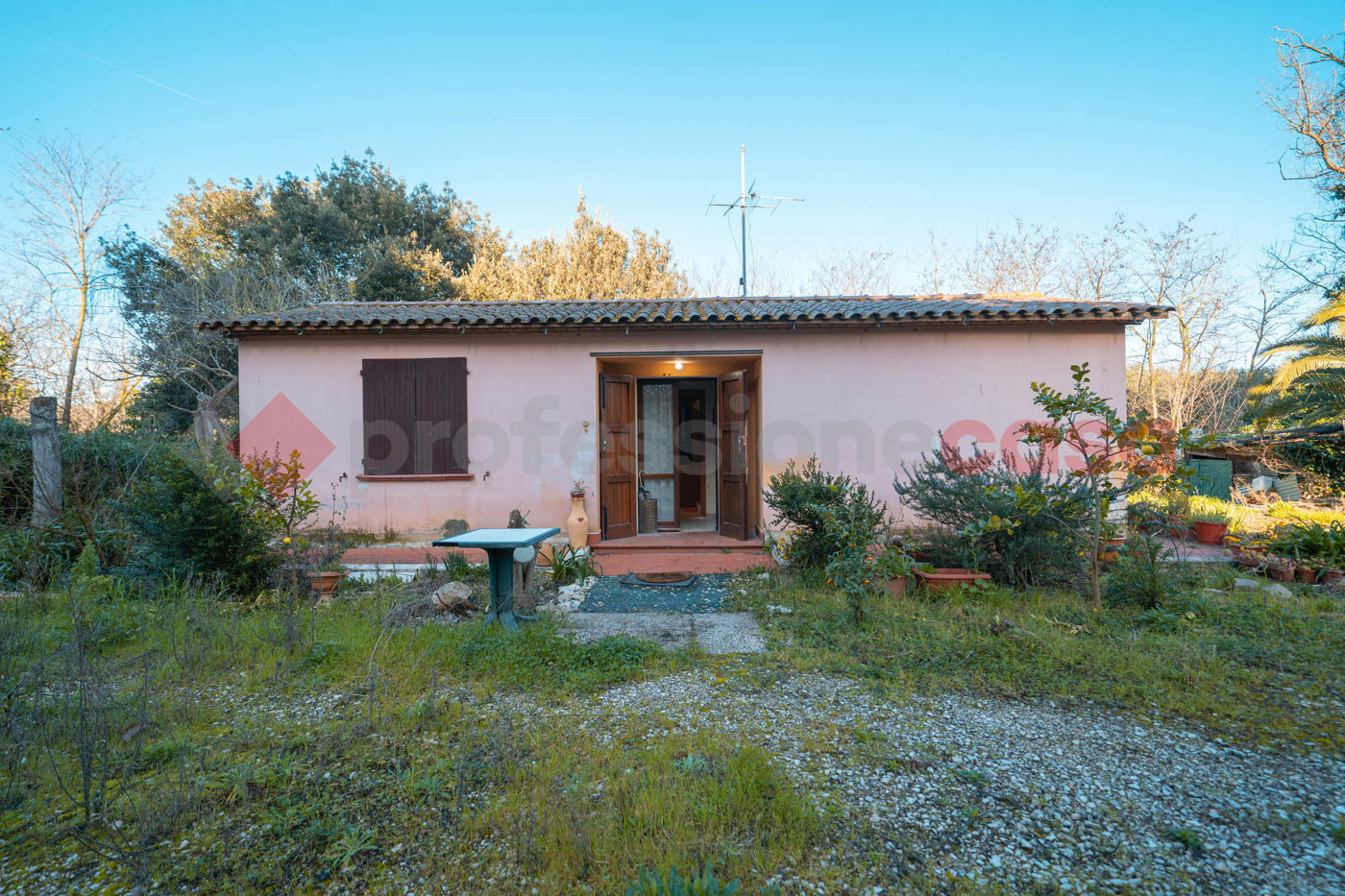 Magazzino con box doppio a Cecina