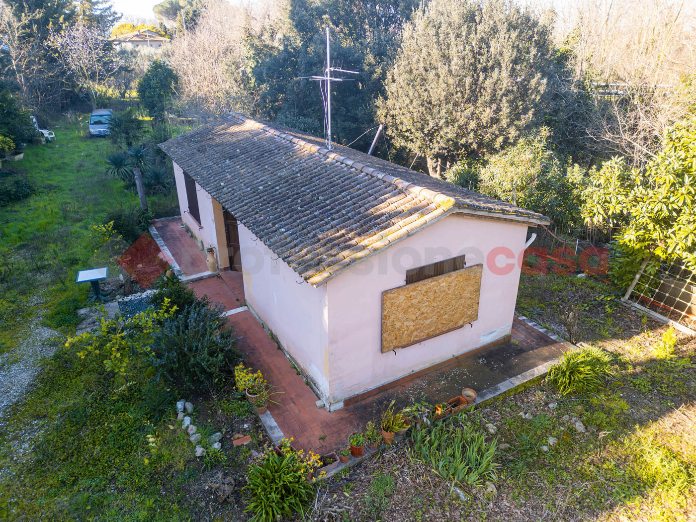 Magazzino con box doppio a Cecina