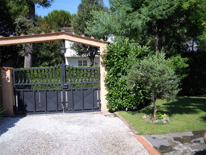 Vende villa con giardino a Massa