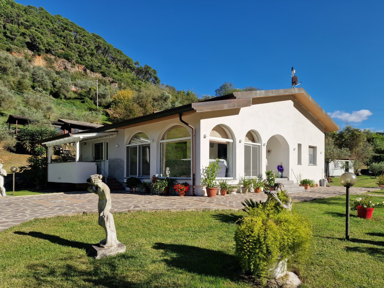 Villa con giardino a Massa