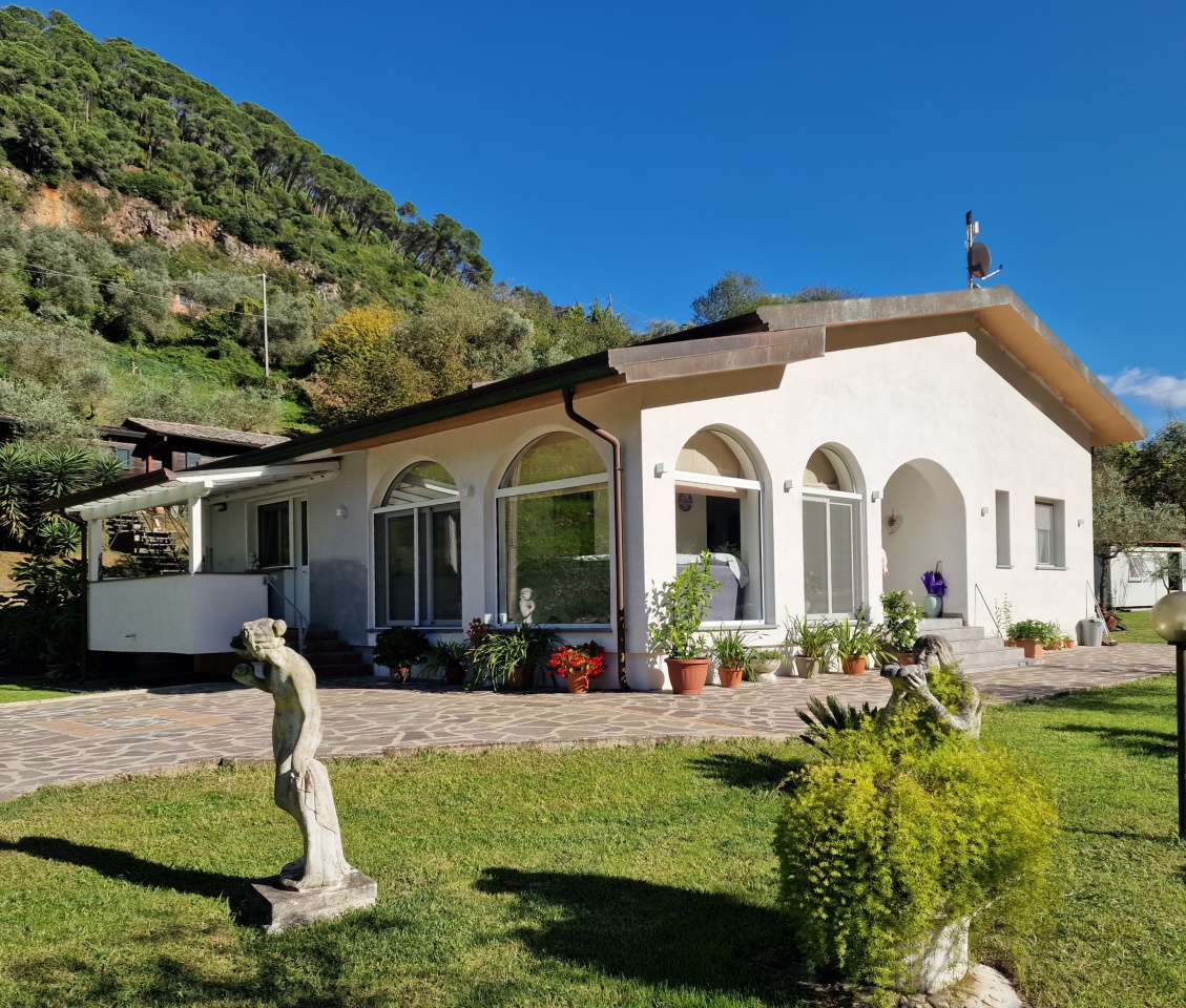 Villa con giardino a Massa