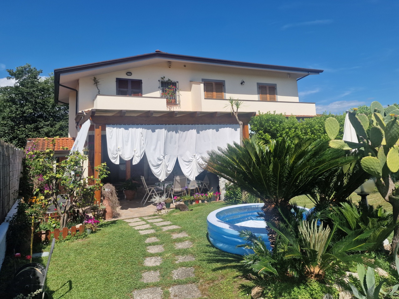 Villa con giardino a Massa