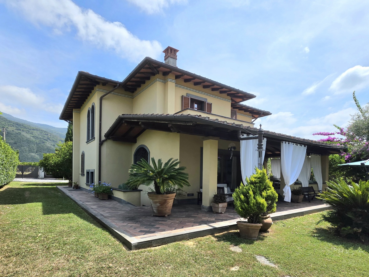 Villa con giardino a Massa