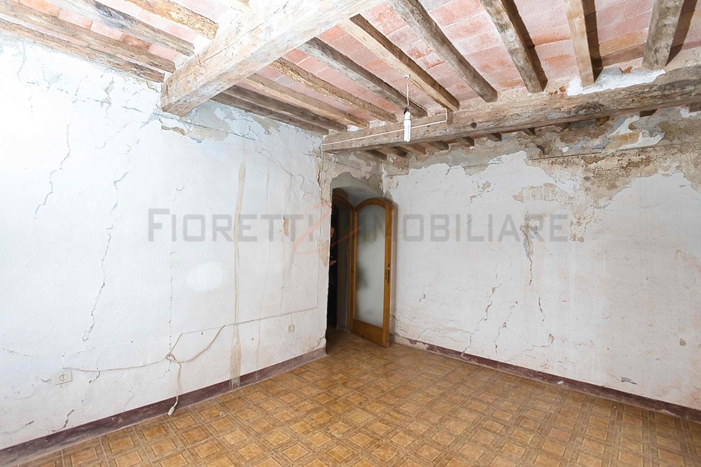 Trilocale da ristrutturare a Sassetta