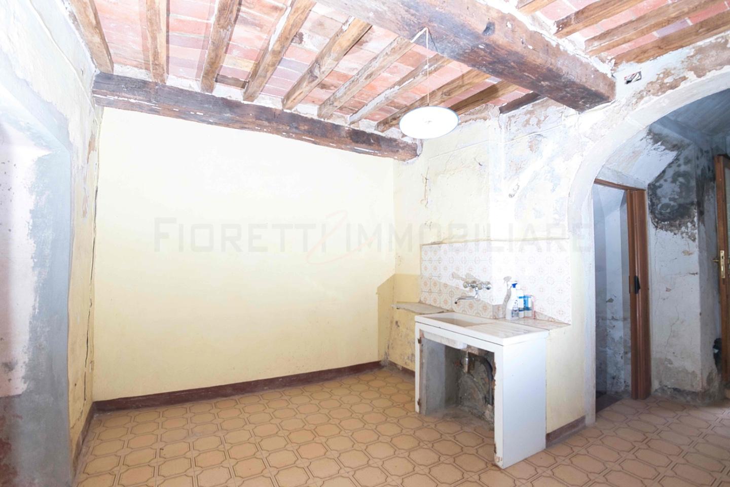 Trilocale da ristrutturare a Sassetta