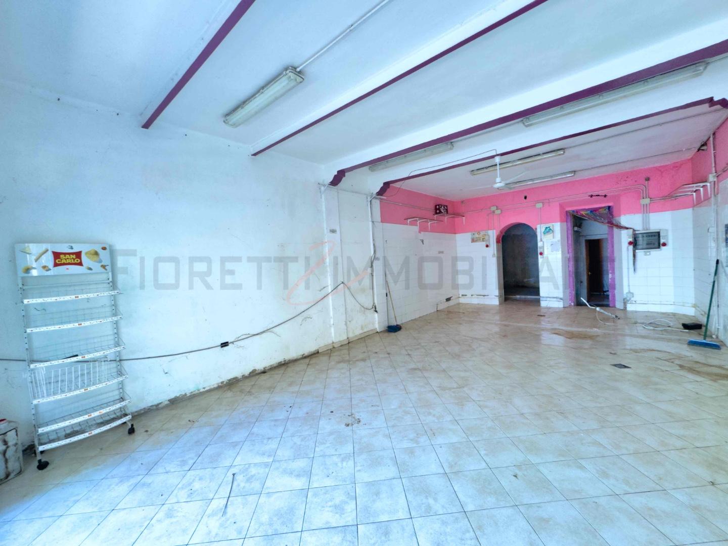 Locale commerciale in affitto a Piombino