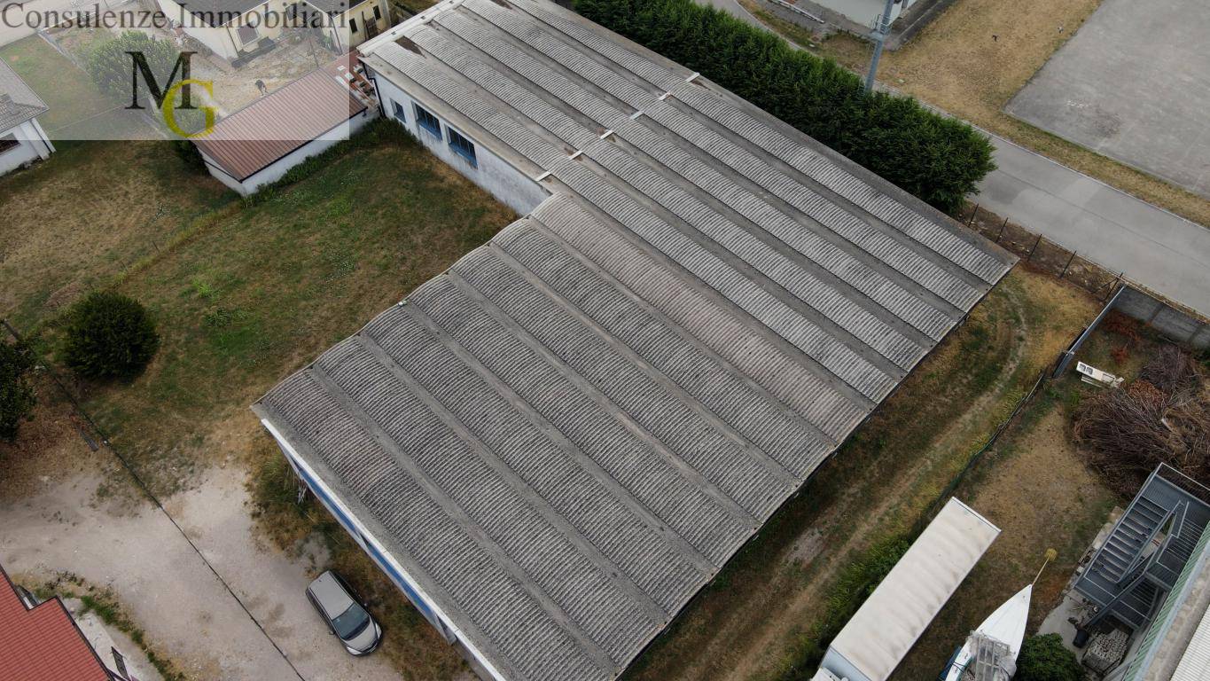 capannone artigianale/magazzino in vendita a Salizzole, Valmorsel