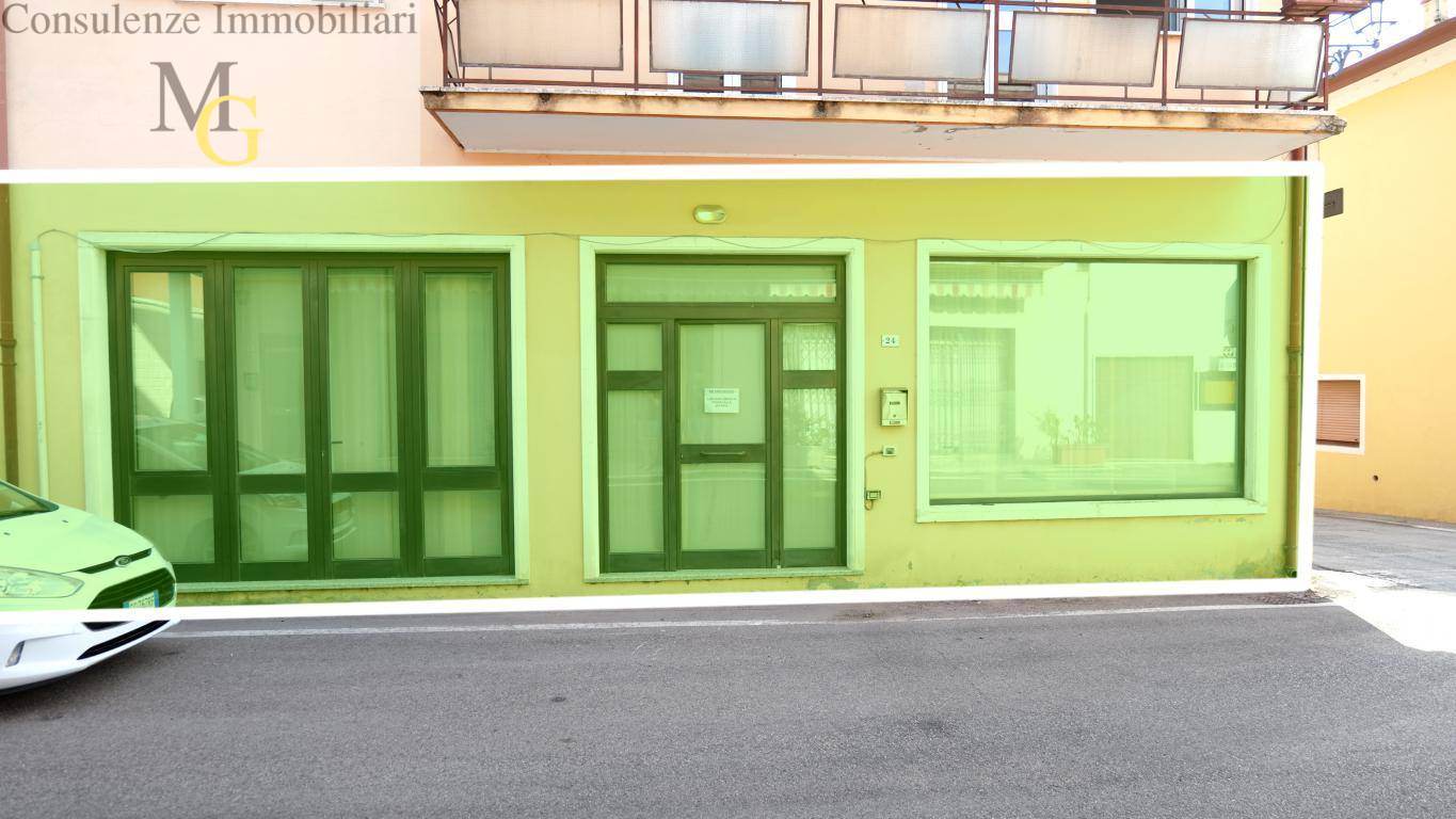 Locale commerciale in affitto a Montecchia di Crosara