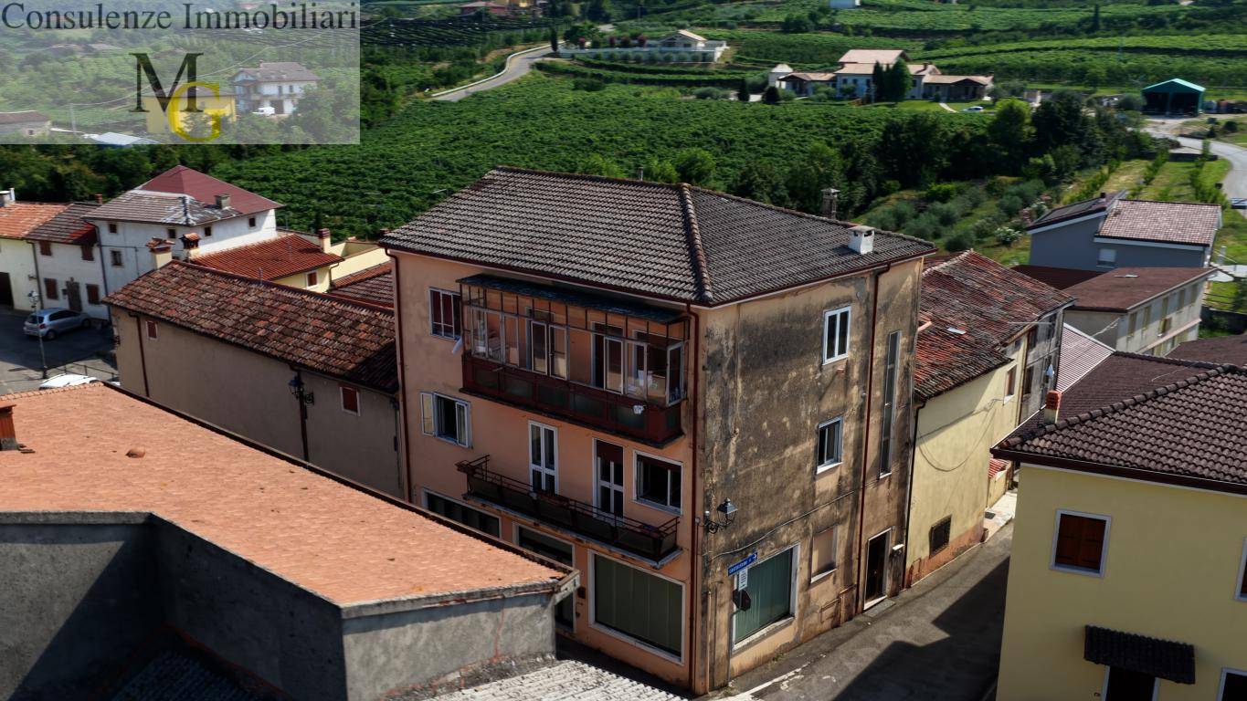 Locale commerciale in affitto a Montecchia di Crosara