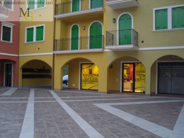 Locale commerciale in affitto a Montecchia di Crosara