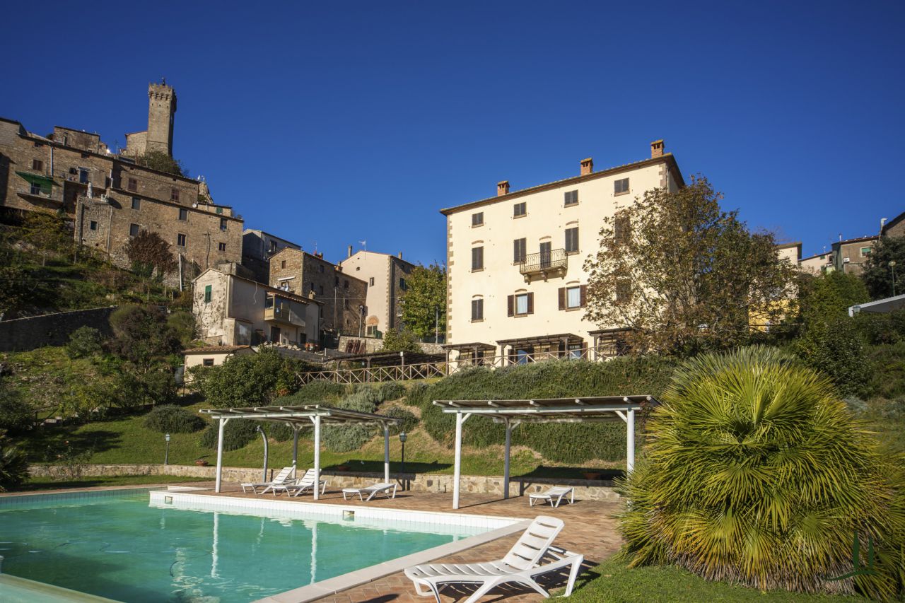 Stabile/Palazzo con giardino in via gorizia, Roccastrada