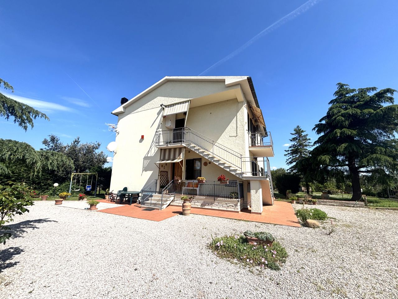 Attivit commerciale con giardino in localita' selvacce, Roccastrada