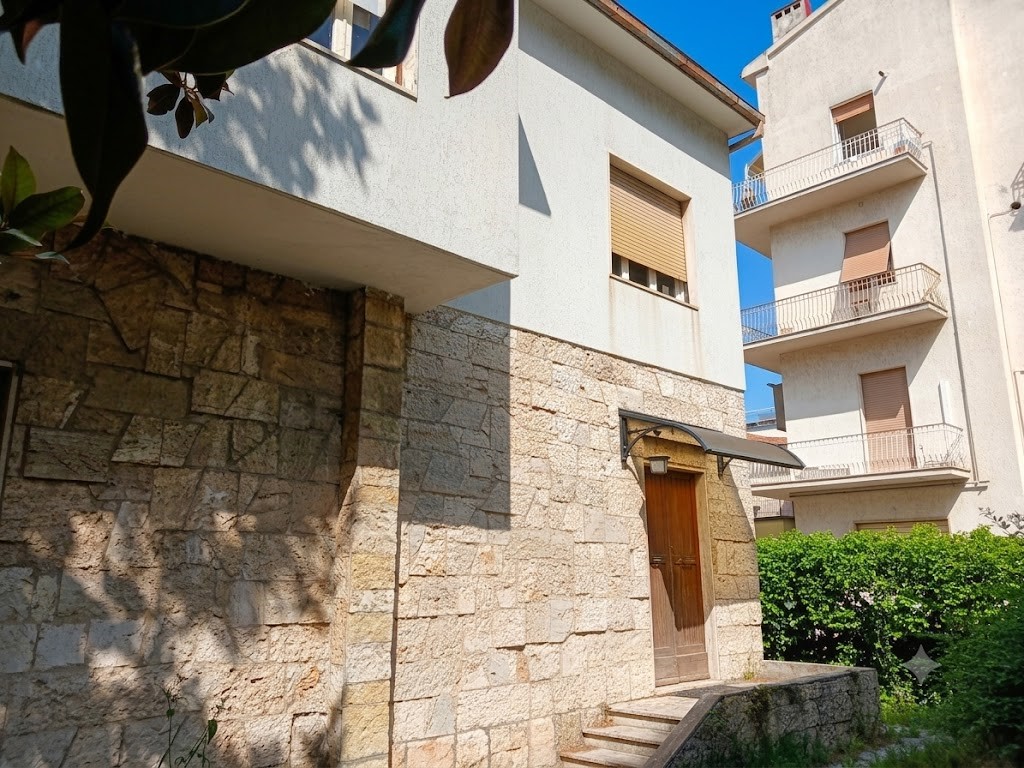 Villa con giardino in piazza albegna, Grosseto