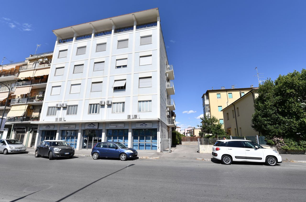 Appartamento con terrazzo in via giulio cesare, Grosseto