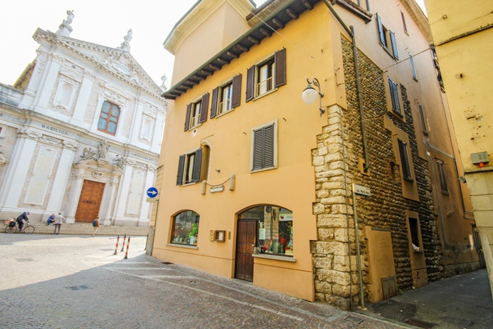 Locale commerciale in vendita a Alzano Lombardo