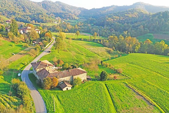 Cascina/Casale/Masseria in vendita a Caprino Bergamasco, Celana