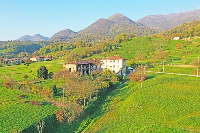 Cascina/Casale/Masseria in vendita a Caprino Bergamasco, Celana