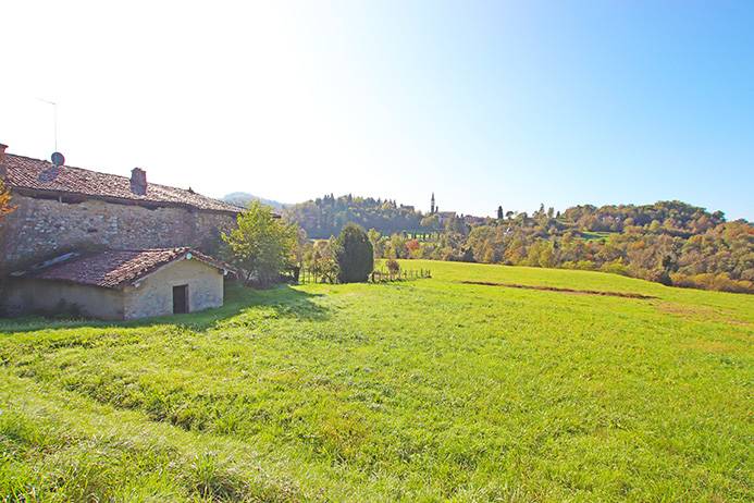 Cascina/Casale/Masseria in vendita a Caprino Bergamasco, Celana