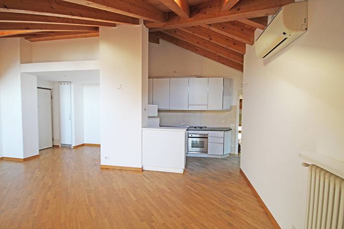 Mansarda in affitto a Bergamo, Centrale