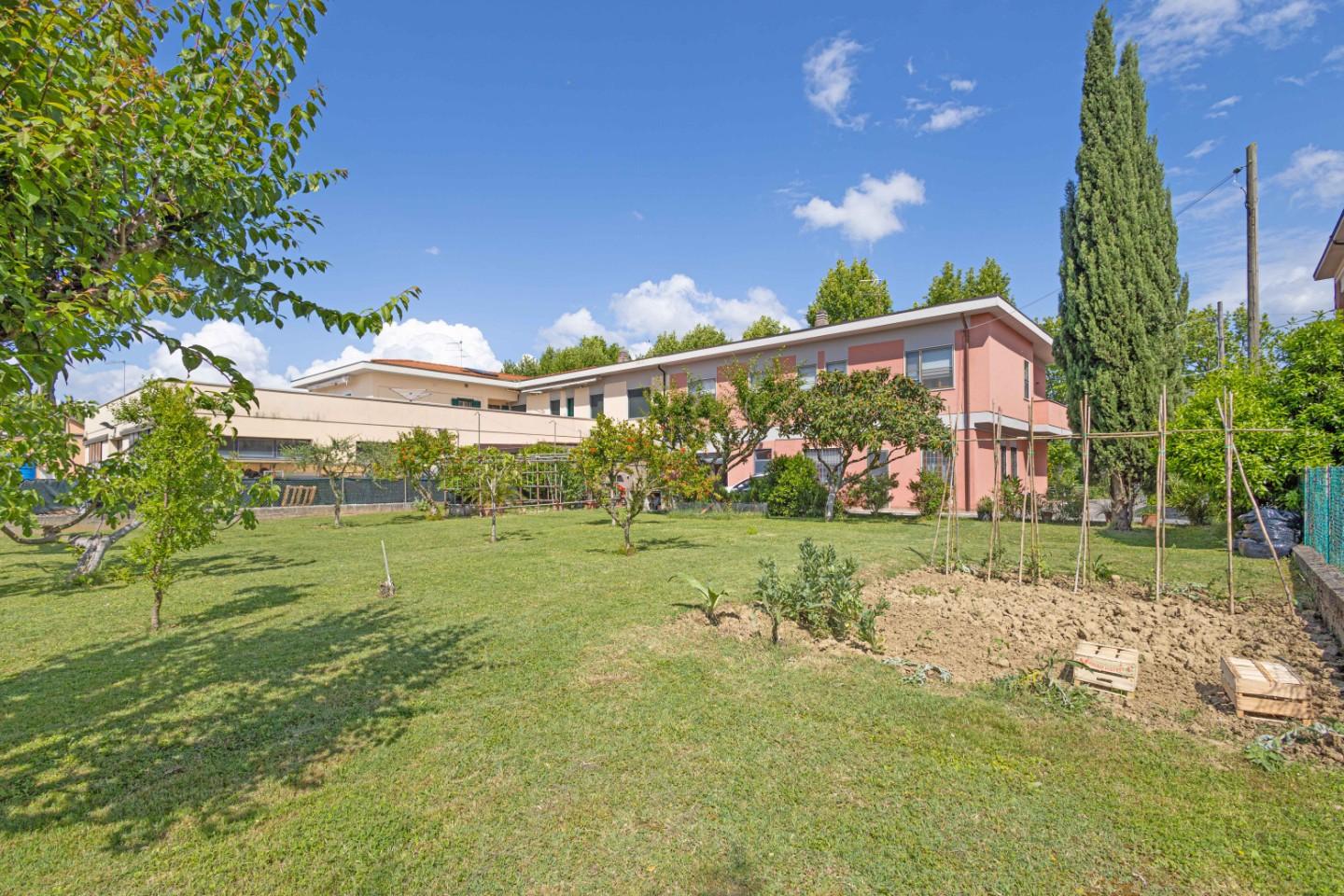 Villa Bifamiliare con giardino, Calcinaia fornacette