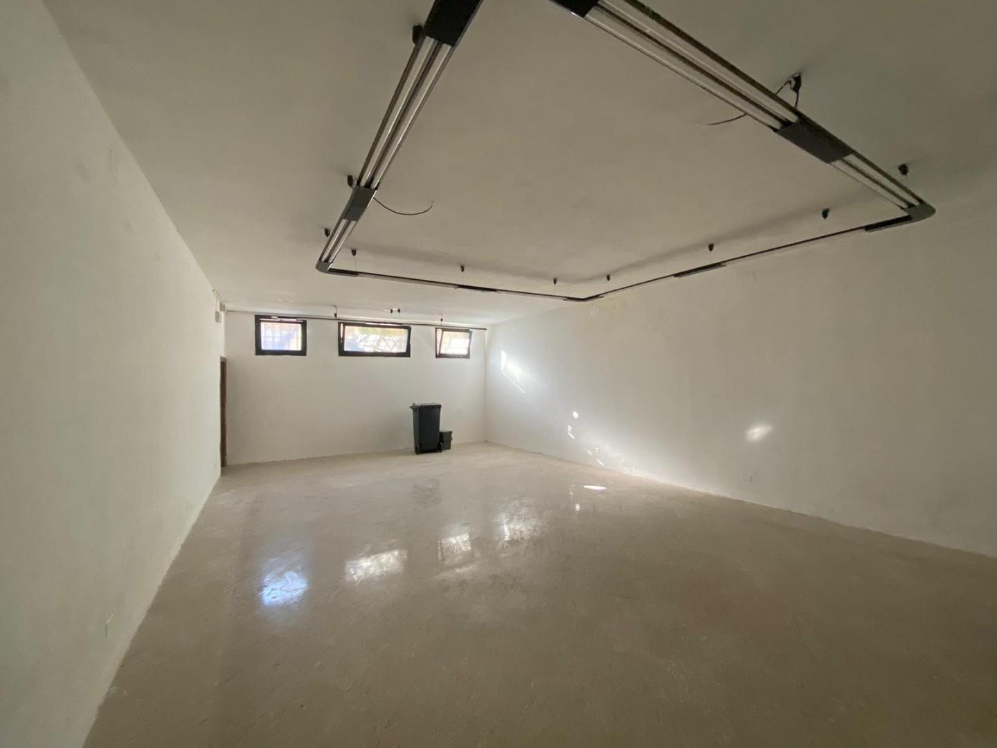 Locale commerciale in vendita a Cascina