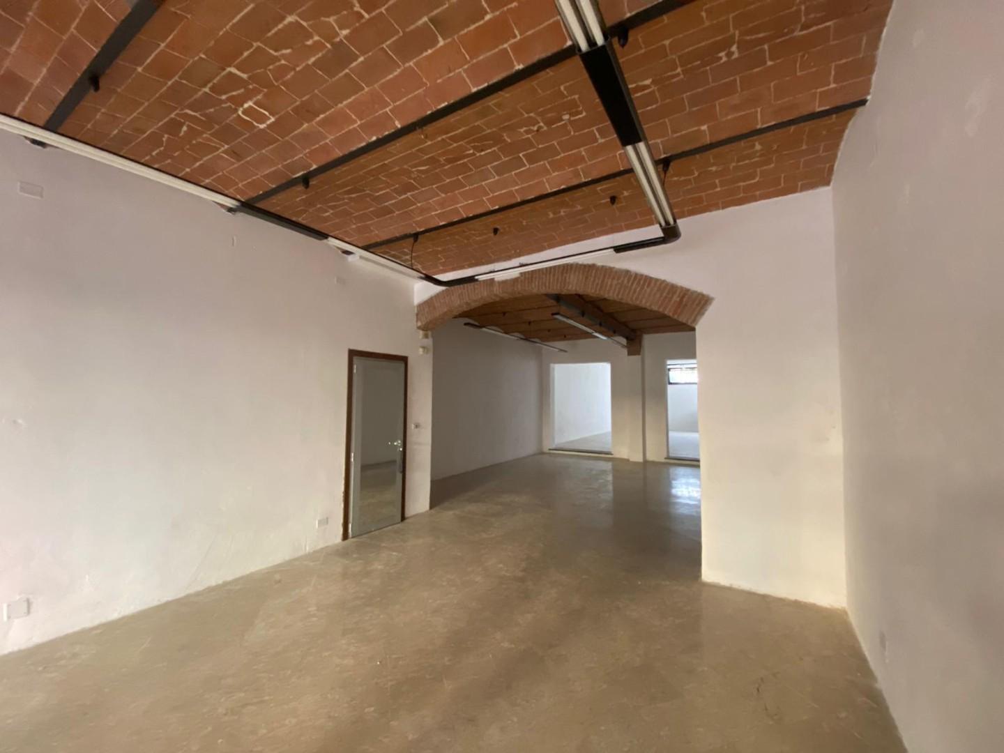 Locale commerciale in affitto a Cascina