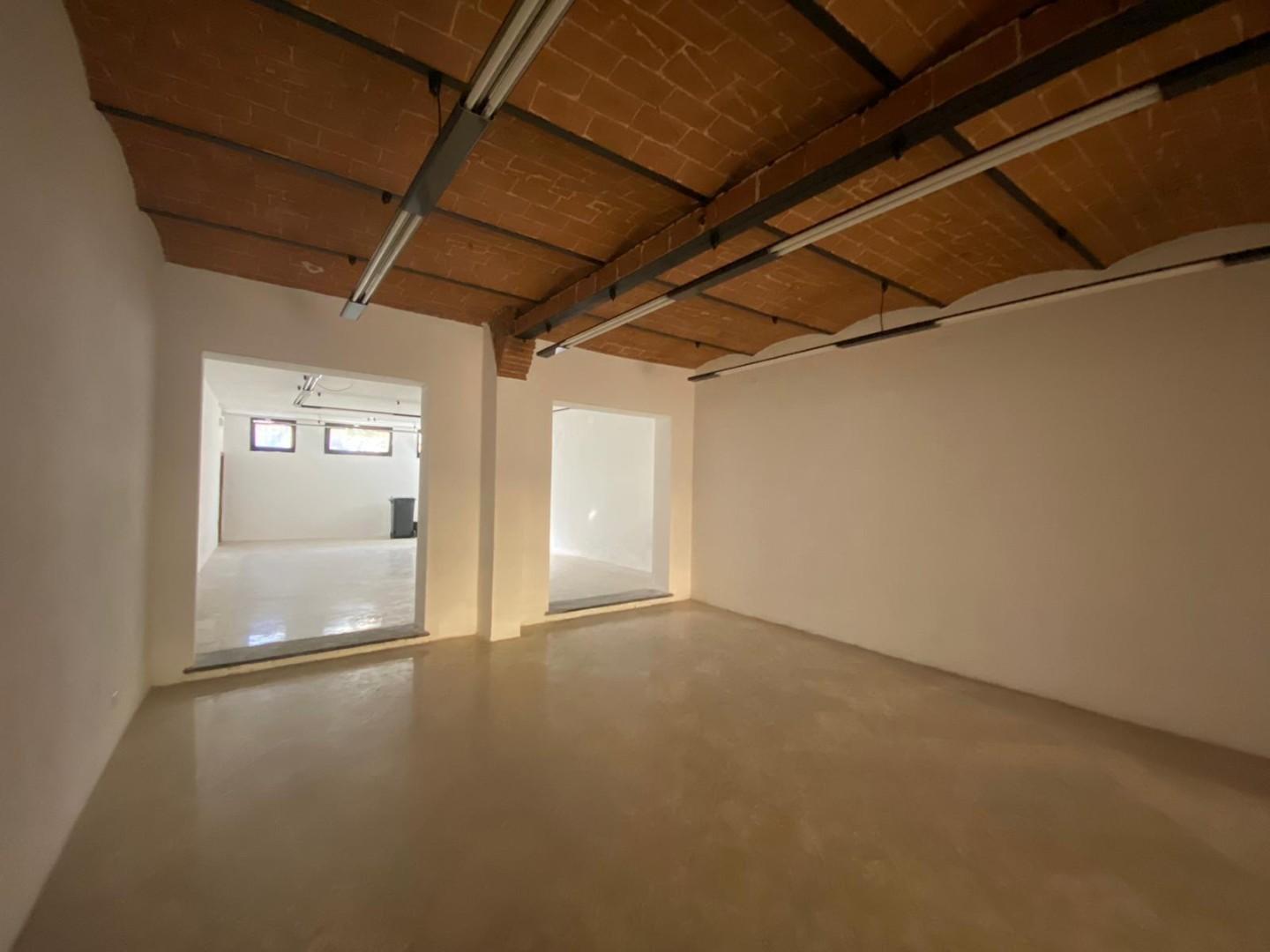 Locale commerciale in affitto a Cascina