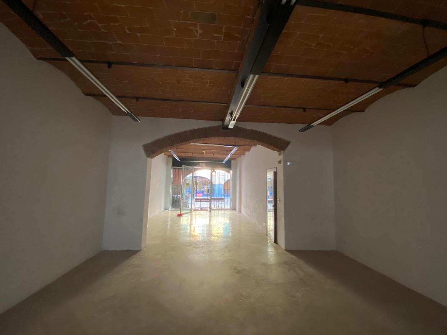 Locale commerciale in affitto a Cascina