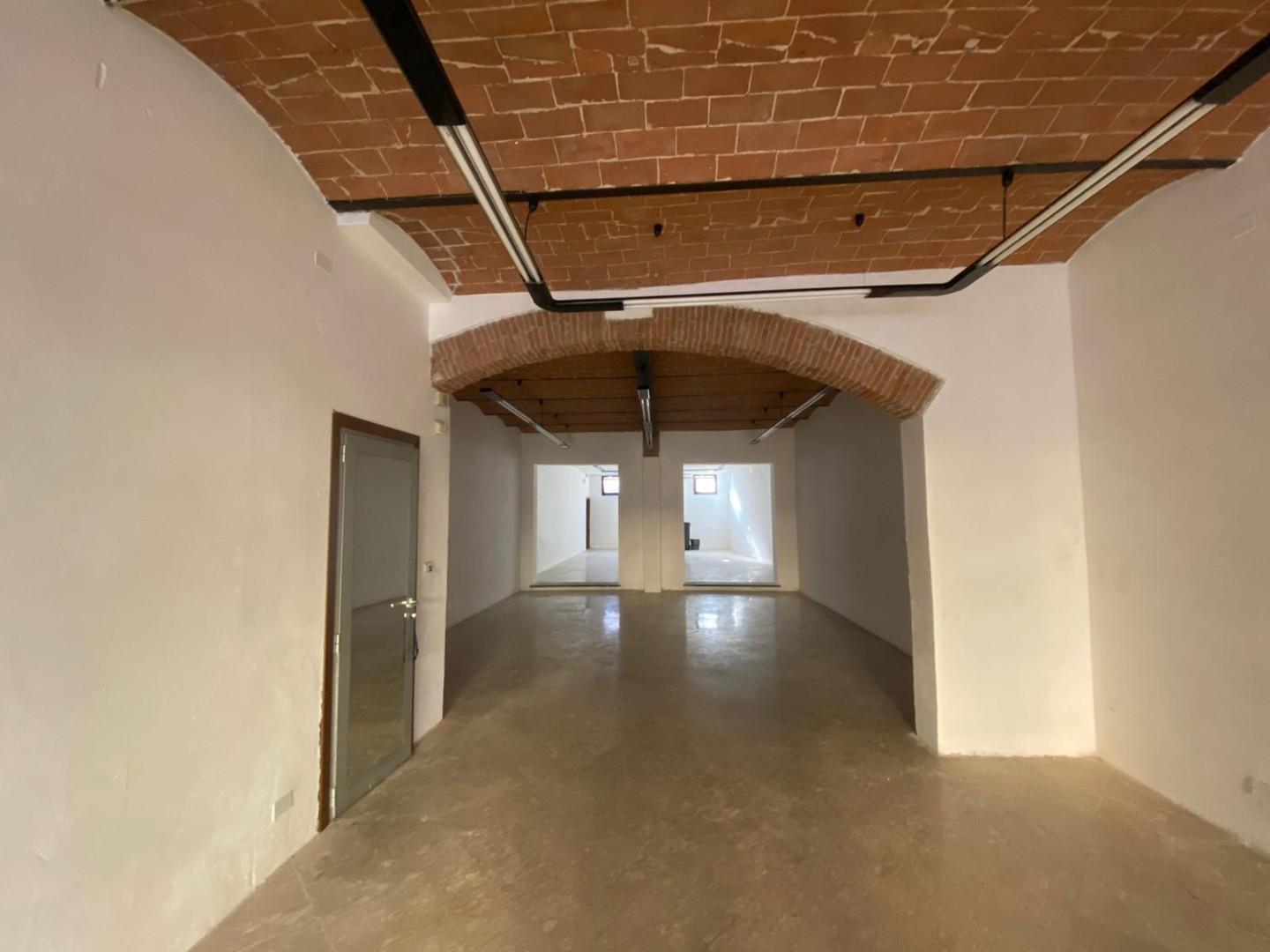 Locale commerciale in affitto a Cascina