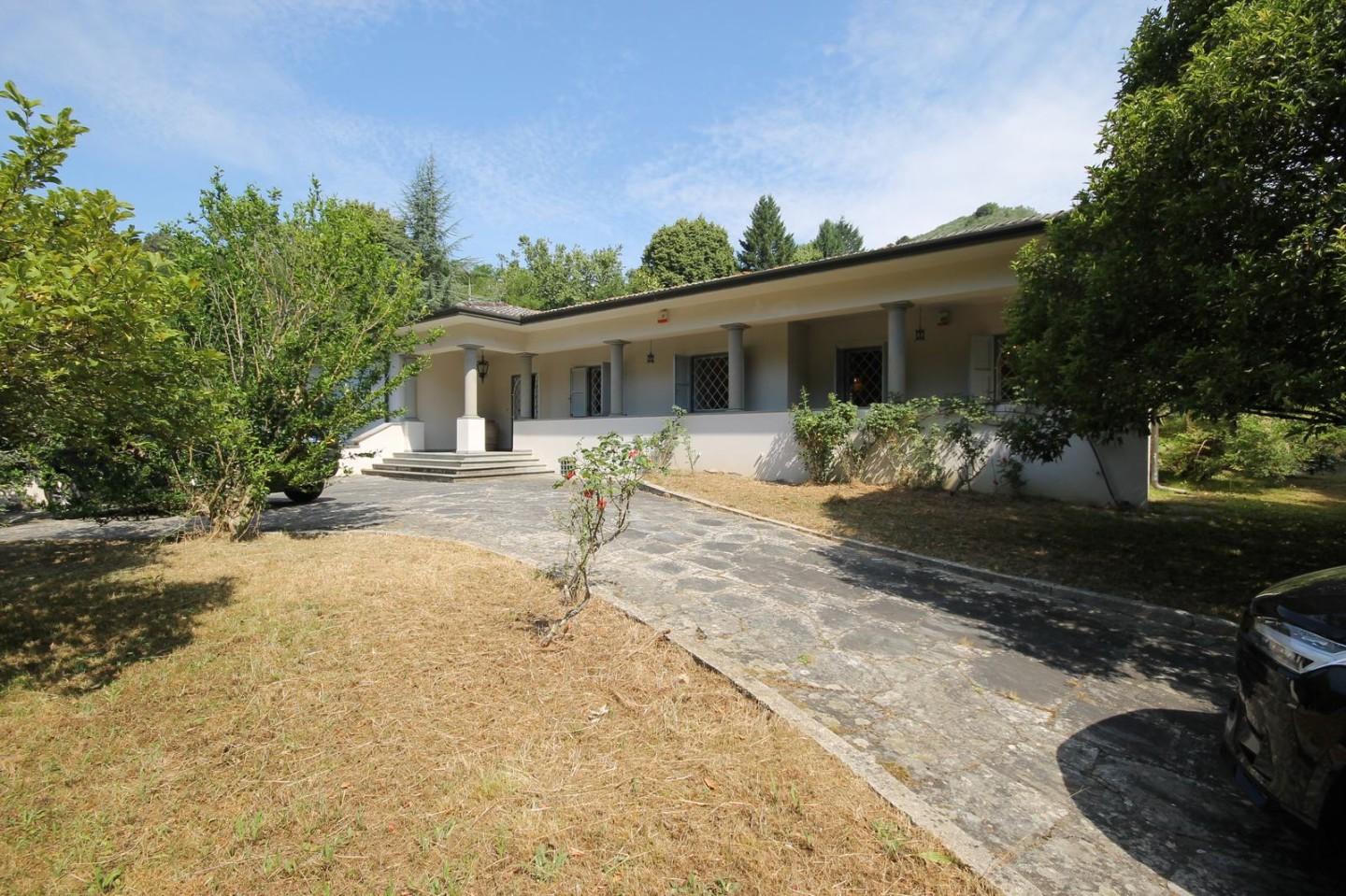 Villa con giardino, Camaiore valpromaro