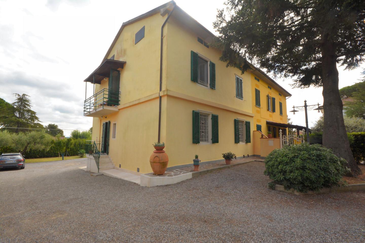 Villa Bifamiliare con giardino, Capannori castelvecchio