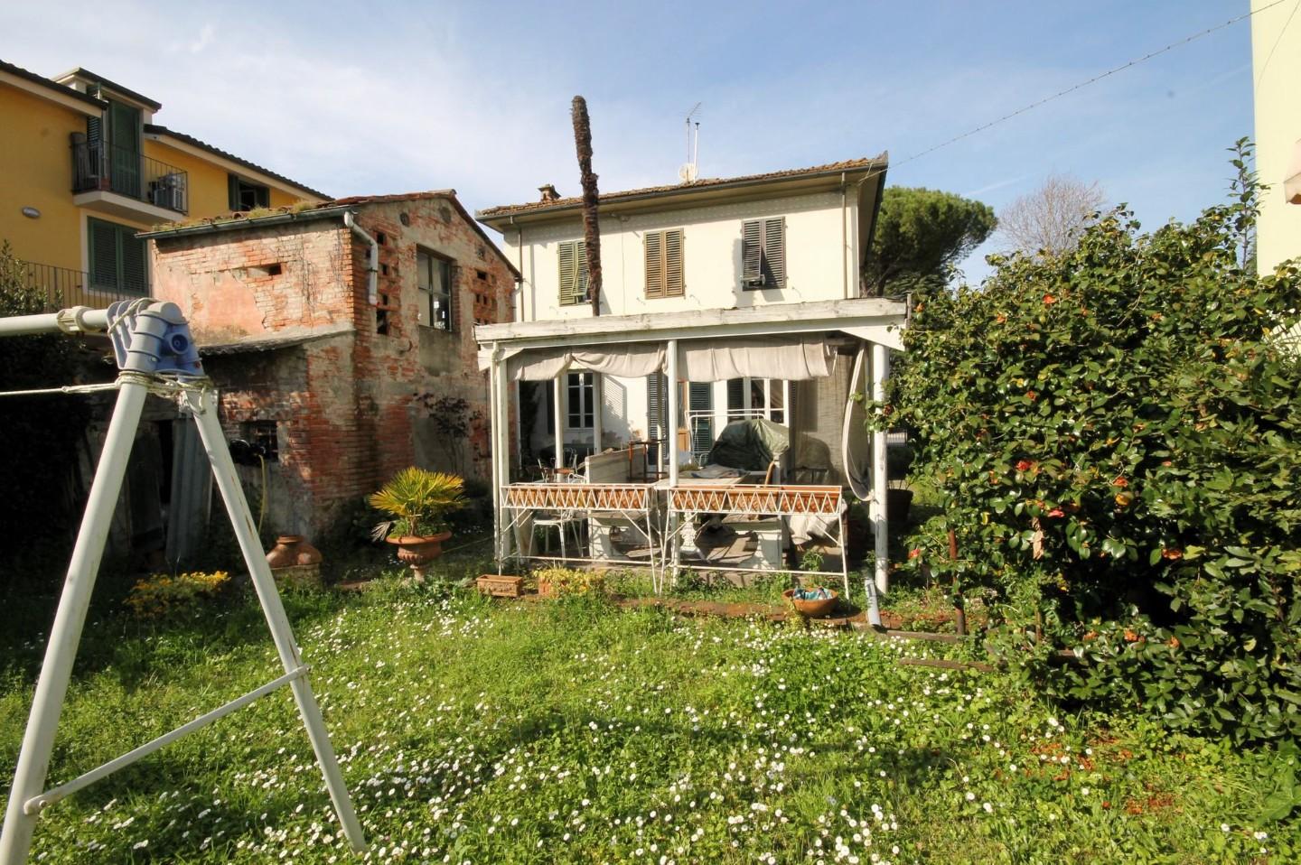 Villa con giardino, Lucca san marco