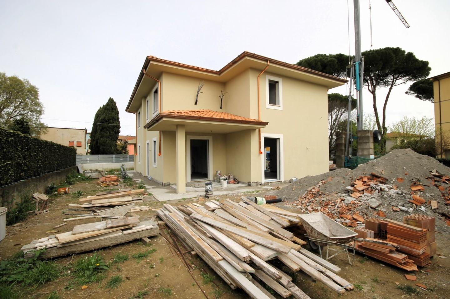 Villa Bifamiliare con giardino, Capannori lunata