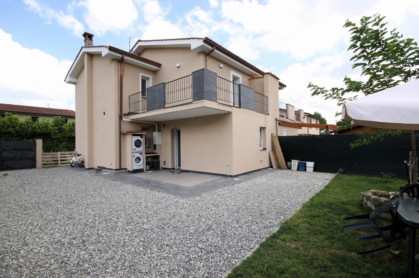 Villa Bifamiliare con giardino, Capannori segromigno in piano