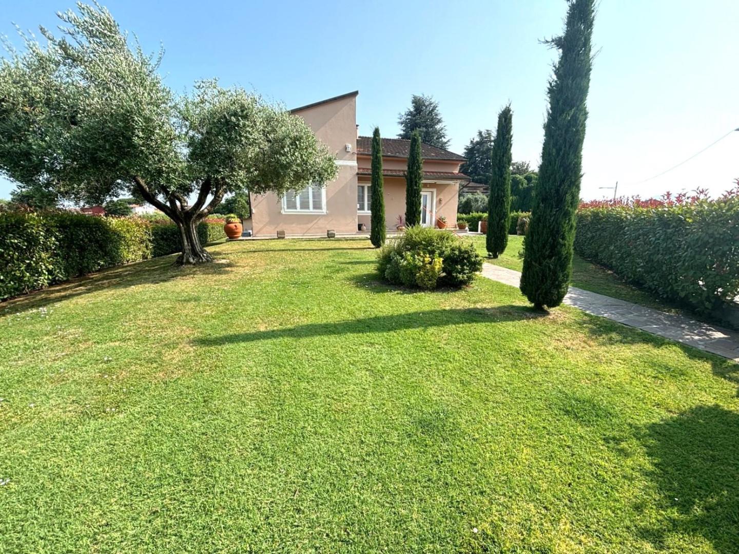 Villa con giardino, Lucca san cassiano a vico